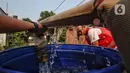 Bantuan air bersih oleh PMI Kabupaten Tangerang dilakukan setelah proses pendataan wilayah yang paling terdampak. (Liputan6.com/Angga Yuniar)