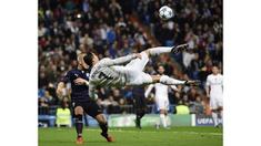 7 gol spektakuler versi UEFA TV yang dilahirkan dari kaki dan kepala Cristiano Ronaldo selama kariernya sebagai pesepak bola di klub Manchester United dan Real Madrid.