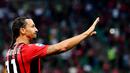 Sosok Zlatan Ibrahimovic mencuri perhatian saat membawa AC Milan mengalahkan Lazio dengan skor 2-0 pada laga Serie A 2021/22 di San Siro, Minggu (12/9/2021). (Foto:AFP/Isabella Bonotto)