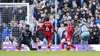 Pemain Manchester City Raheem Sterling (kanan) mencetak gol yang dianulir saat melawan Liverpool pada pertandingan sepak bola Liga Inggris di Etihad Stadium, Manchester, Inggris, 10 April 2022. Laga berakhir imbang 2-2. (AP Photo/Jon Super)