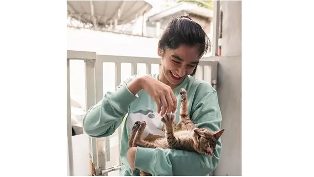 Penyayang Binatang, Ini 7 Potret Fanny Ghassani dengan Kucing Kesayangannya