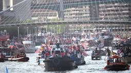 Pemain Athletic Bilbao bersama suporter melakukan pawai perayaan juara Copa del Rey dengan menyusuri Sungai Nervion, Bilbao, Jumat (12/4/2024). Trofi Copa Del Rey diarak menyusuri Sungai Nervion dengan perahu, yang disambut meriah oleh ratusan ribu orang. (AFP/Ander Gillenea)