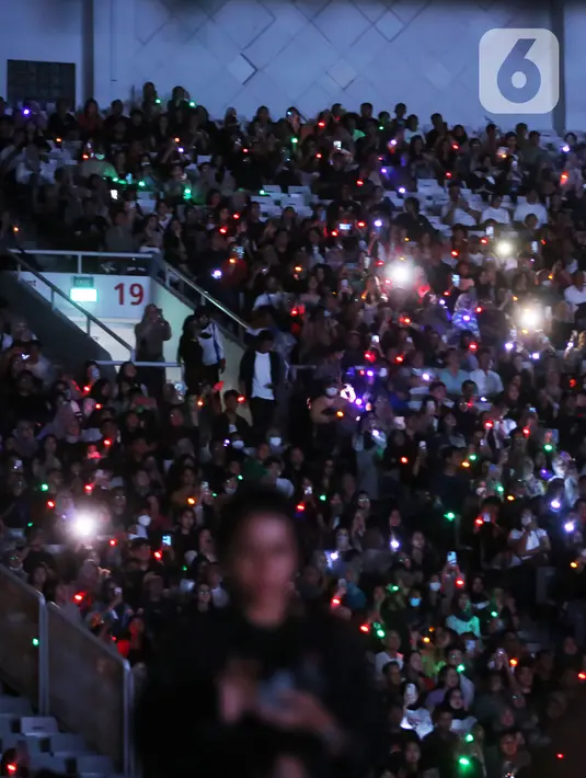 Suasana penonton saat menyaksikan konser bertajuk Raisa Live in Concert di Stadion Utama Gelora Bung Karno (SUGBK), Senayan, Jakarta, 25 Februari 2023. Konser Raisa yang sempat tertunda hampir tiga tahun karena pandemi COVID-19 ini mencetak sejarah sebagai penyanyi solo wanita yang mengadakan konser di (SUGBK). (Kapanlagi.com/Bambang E. Ros)