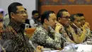 Menteri Perindustrian Saleh Husin (kiri) bersama Menteri Perdagangan, Thomas Trikasih Lembong saat rapat dengan Komisi VI DPR RI di Kompleks Parlemen, Jakarta, Kamis (26/11/2015). Rapat membahas gula rafinasi. (Liputan6.com/Helmi Fithriansyah)
