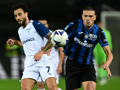 Pemain depan Lazio Felipe Anderson (kiri) dan pemain belakang Atalanta Merih Demiral mengejar bola selama pada pekan ke-11 Liga Italia (Serie A) 2022-2023 i Gewiss Stadium, Italia, Senin (24/10/2022) dini hari WIB. Aquilotti -julukan Lazio- pun sukses meraih kemenangan atas La Dea -julukan Atalanta- dengan skor 2-0. (Photo by Miguel MEDINA / AFP)