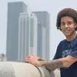 Gelandang Belgia, Axel Witsel berpose dengan latar belakang gedung di kota Tianjin, China (6/10). Witsel mengakui bahwa tawaran dari Tianjin Quanjian yang kini dilatih Fabio Cannavaro sulit ditolak. (AFP Photo/Olli Geibel)