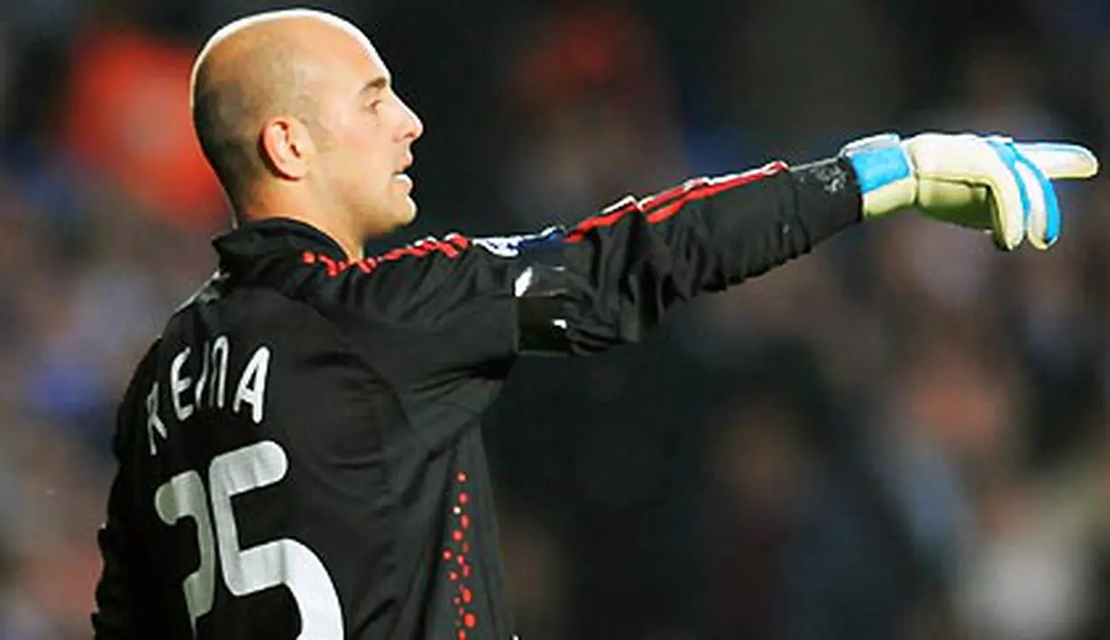 Kiper Liverpool, Jose 'Pepe' Reina beraksi ketika berhadapan dengan Chelsea dalam laga perempat final Liga Champions di Stamford Bridge, London, 14 April 2009. AFP PHOTO/PAUL ELLIS
