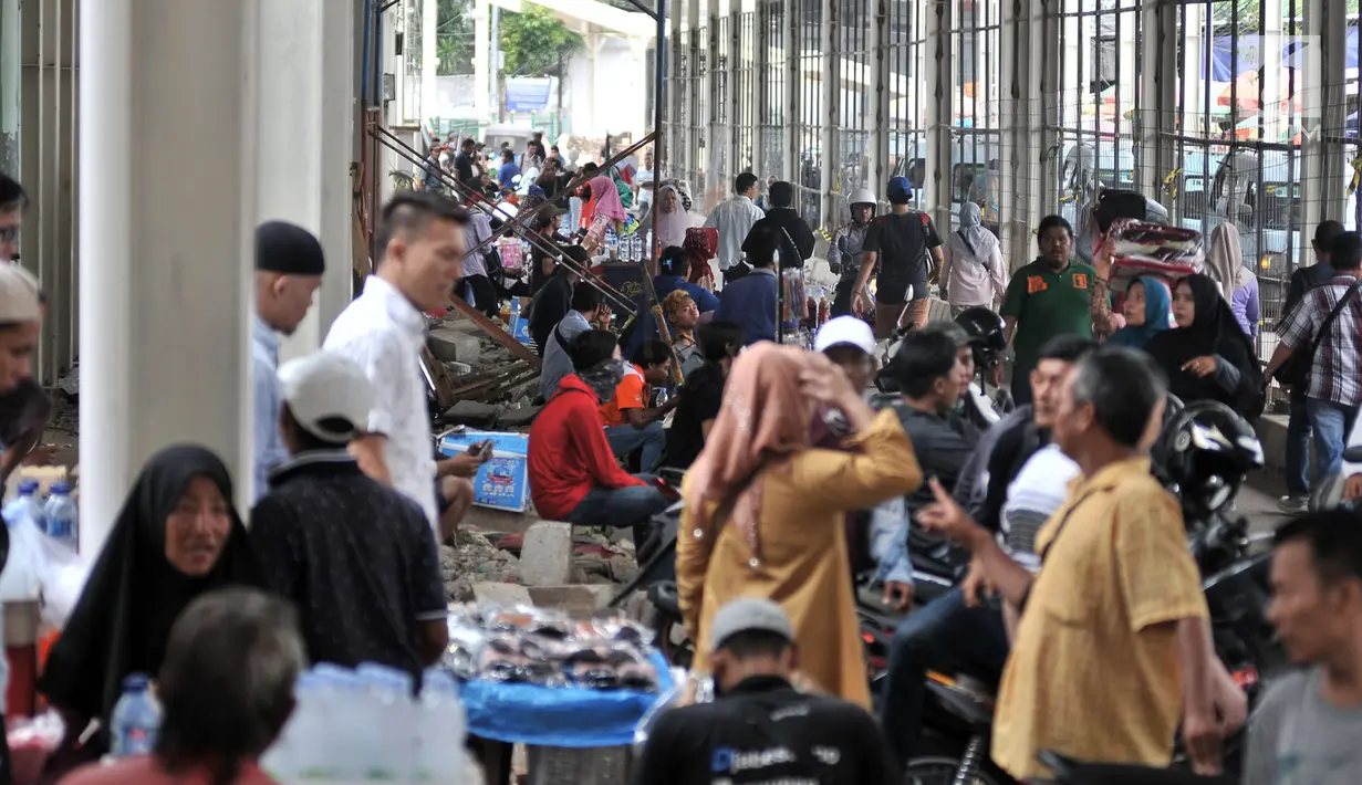 Pedagang kaki lima (PKL) dan sejumlah ojek mangkal di Jalan Jatibaru, Tanah Abang, Jakarta, Selasa (23/10). Kesemrawutan di Jalan Jatibaru ditambah parah dengan adanya pejalan kaki yang nekat melintasi pagar pembatas. (Merdeka.com/Iqbal Nugroho)
