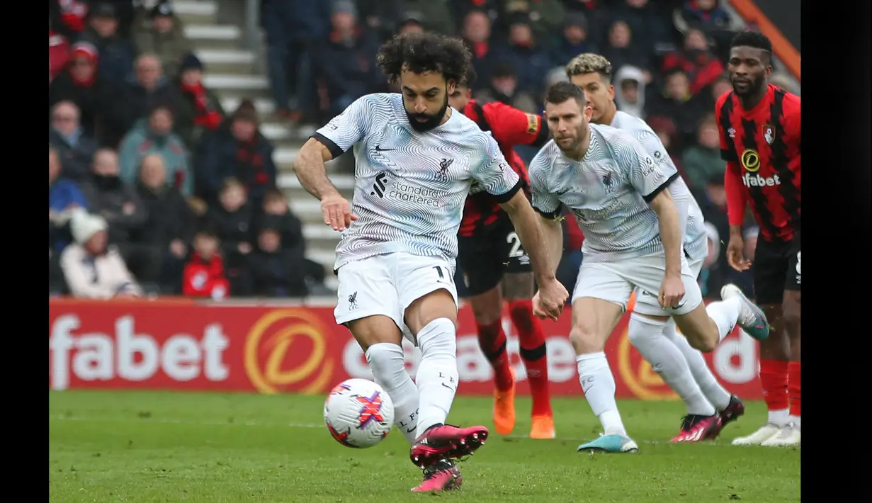 Pemain Liverpool, Mohamed Salah menendang bola dari titik penalti yang gagal menjadi gol saat melawan Bournemouth dalam pertandingan lanjutan Liga Inggris 2022/2023, Sabtu (11/3/2023). (AFP/Steve Bardens)