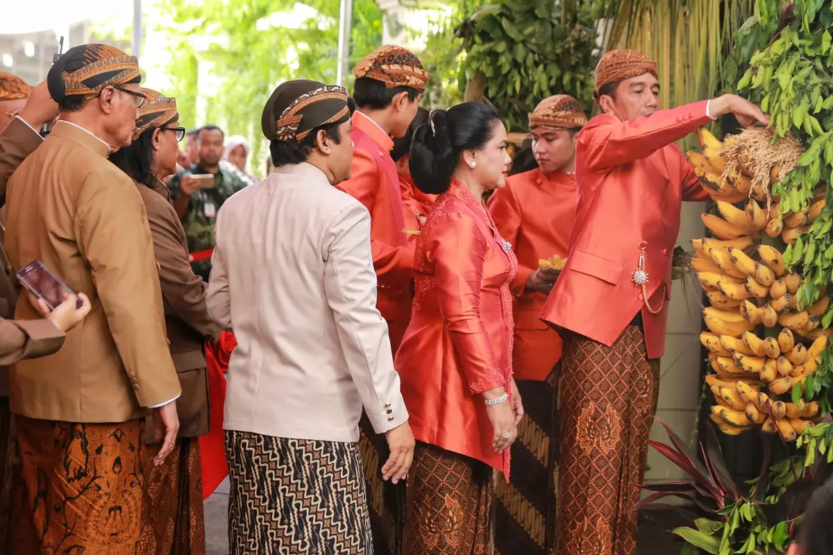 [Bintang] Jokowi Pasang Bleketepe