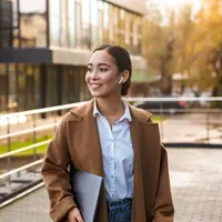 Ilustrasi perempuan bekerja tampil stylish. (c) Shutterstock/Dean Drobot