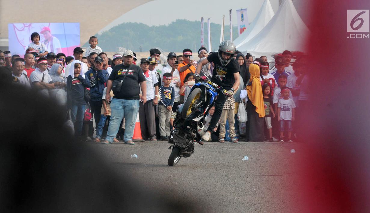 Freestyler melakukan atraksi freestyle sepeda motor saat memeriahkan Festival Damai Millenial Road Safety di Monas, Jakarta, Minggu (23/6/2019). Festival ini menyosialisasikan disiplin berlalu lintas serta merajut persatuan dan kesatuan, khususnya generasi millienial. (merdeka.com/Iqbal Nugroho)