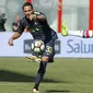 Bek Inter Milan, Danilo D'Ambrosio, mengirim umpan saat melawan Crotone pada laga Serie A Italia di Stadion Ezio Scida, Calabria, Sabtu (16/9/2017). Crotone kalah 0-2 dari Inter. (AFP/Carlo Hermann)