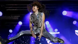 Sven 'Sven Spandex' Smith dari Inggris melompat saat tampil dalam Air Guitar World Championships (Kejuaraan Dunia Gitar Angin) di Oulu, Finlandia, (24/8). (AFP Photo/Lehtikuva/Eeva Riihelä)