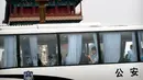 Para petugas keamanan duduk di sebuah bus di Lapangan Tiananmen di Beijing (4/6/2019). Pemerintah China meningkatkan keamanan di sekitar Lapangan Tiananmen di pusat Beijing jelang peringatan tragedi Tiananmen 1989. (AP Photo/Mark Schiefelbein)