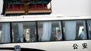 Para petugas keamanan duduk di sebuah bus di Lapangan Tiananmen di Beijing (4/6/2019). Pemerintah China meningkatkan keamanan di sekitar Lapangan Tiananmen di pusat Beijing jelang peringatan tragedi Tiananmen 1989. (AP Photo/Mark Schiefelbein)
