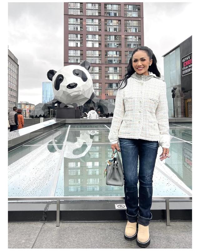 Kerja keras 4 tahun terbayarkan, 6 potret Krisdayanti pulang dari Tiongkok bawa perak kejuaraan wushu