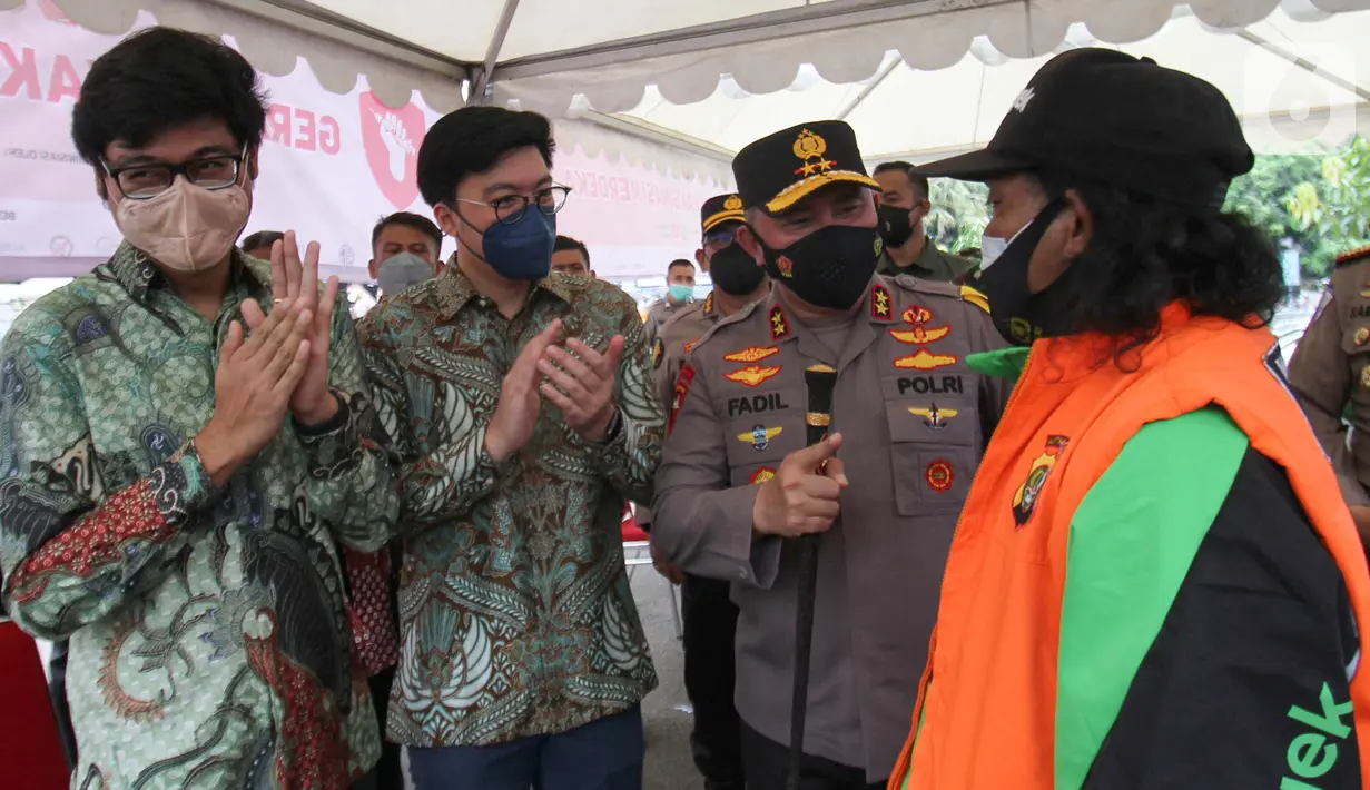 Kapolda Metro Jaya Irjen Pol Mohammad Fadil Imran didampingi Co-Founder dan CEO Gojek Kevin Aluwi, Chief of Public Policy and Government Relations Shinto Nugroho dan Chief Transport Officer Radityo Wibowo meninjau Vaksinasi Merdeka di Mapolda Metro Jaya, Jakarta (01/08/2021). (Liputan6.com/HO/Ading)