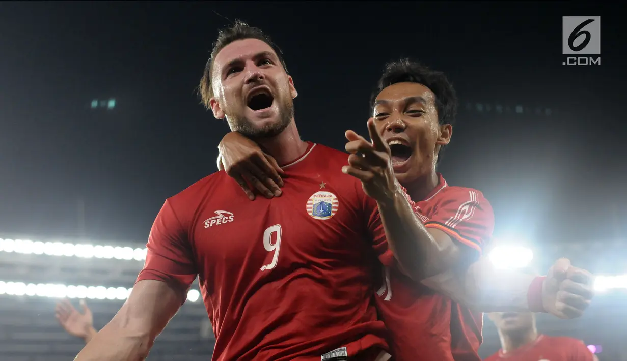 Pemain Persija, Marko Simic bersama Novri Setiawan merayakan gol ke gawang Johor Darul Takzim pada lanjutan penyisihan Grup H Piala Asia 2018 di Stadion GBK, Jakarta, Selasa (10/4). Persija menang telak 4-0. (Liputan6.com/Helmi Fithriansyah)
