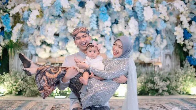 Tampil Gemas, Ini 7 Momen Prosesi Tedak Sinten Baby Moana Putri Ria Ricis