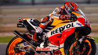 Pebalap Repsol Honda, Marc Marquez, sejak lap kelima sudah merasa tak bakal memenangi MotoGP Qatar di Sirkuit Losail, Minggu (26/3/2017). (EPA/NOUSHAD THEKKAYIL)