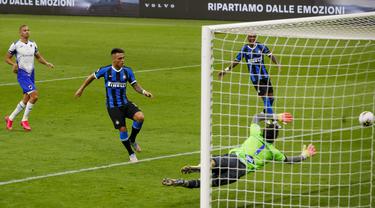Pemain Inter Milan Lautaro Martinez (kedua kiri) mencetak gol ke gawang Sampdoria dalam pertandingan Serie A di Stadion San Siro, Milan, Italia, Minggu (21/6/2020). Inter Milan mengalahkan Sampdoria 2-1. (AP Photo/Antonio Calanni)