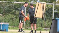 Bernardo Tavares untuk pertama kalinya memimpin sesi latihan Persebaya Surabaya di Lapangan ABC Gelora Bung Tomo, Surabaya, Selasa (6/1/2026) sore WIB. (Bola.com/Wahyu Pratama)