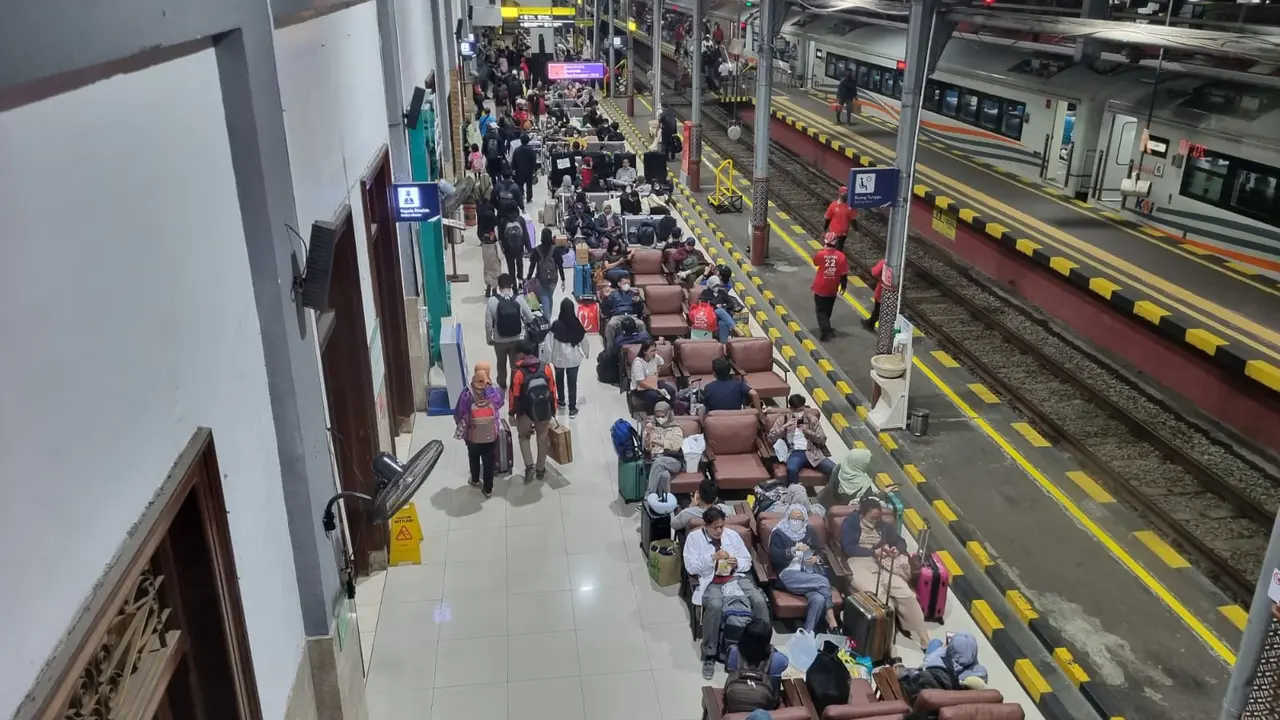Suasana ruang tunggu penumpang PT KAI Daop 6 Yogyakarta