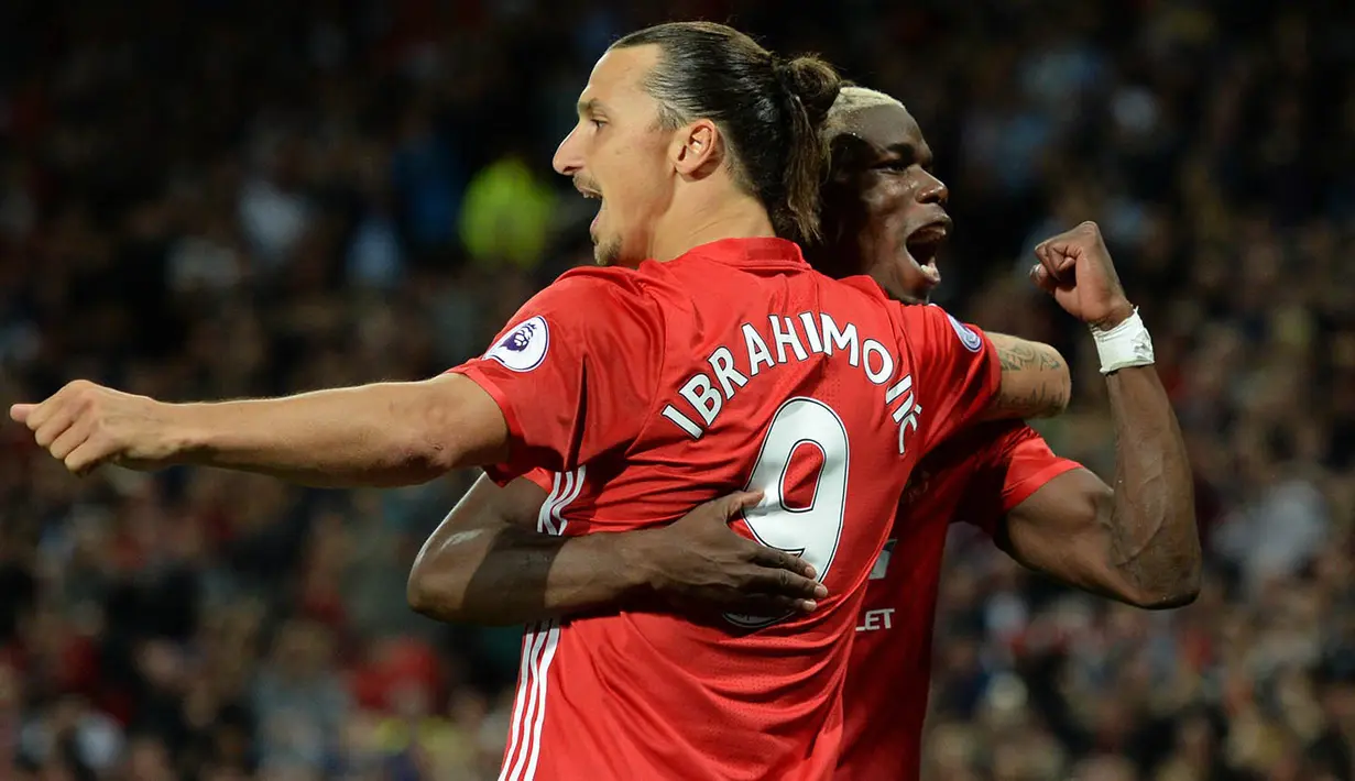 Dua pemain Manchester United, Zlatan Ibrahimovic dan Paul Pogba, merayakan gol ke gawang Southampton. Ibrahimovic resmi kembali perkuat Manchester United. (AFP/Oli Scarff)