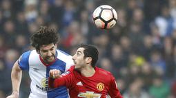 Duel pemain Blackburn Rovers, Charlie Mulgrew (kiri) dan pemain Manchester United, Henrikh Mkhitaryan pada putaran kelima Piala FA di Ewood Park, Blackburn, (19/2/2017). MU menang 2-0. (Martin Rickett/PA via AP)