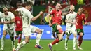 Portugal dan Slovenia bermain terbuka sejak awal laga. (Angelos Tzortzinis/AFP)