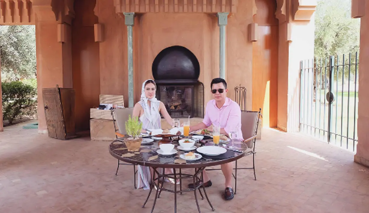 Aktris Shandy Aulia bersama sang suami, David Herbowo saat menikmati hidangan di hotel Amanjena kota Marrakech, Maroko. Sebelumnya, ia dan suami sempat mampir ke beberapa wilayah di Eropa, seperti Cannes, Monako, hingga Paris. (Instagram/@ShandyAulia)