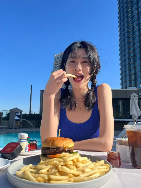 Jung Ho Yeon terlihat sedang menyantap makanan dengan porsi yang besar. Hal itu cukup berbanding terbalik dengan ukuran tubuhnya. (Instagram @hoooooyeony)