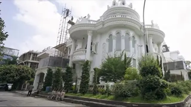 Potret rumah Indra Kenz yang sedang direnovasi