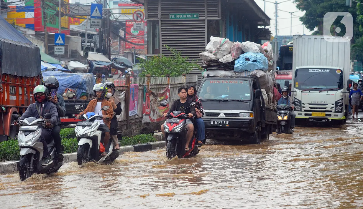 Polisi mengimbau agar pengendara yang melintas berhati-hati dan menghindari ruas jalan tersebut. (merdeka.com/Arie Basuki)