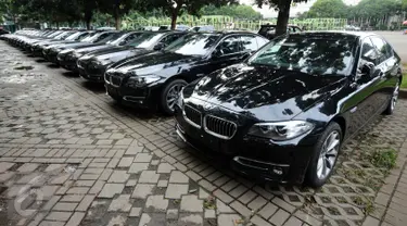 Deretan BMW seri 520d terparkir di Parkir Timur Senayan Jakarta, Selasa (1/3/2016). 35 unit Mercedes Benz type E250 dan 21 unit BMW seri 520d disiapkan sebagai kendaraan delegasi KTT Luar  Biasa OKI, 6-7 Maret mendatang. (Liputan6.com/Helmi Fithriansyah)