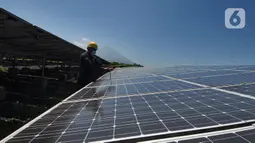 Pekerja merawat solar cell di Pembangkit Listrik Tenga Surya (PLTS) 1 MWp, Bangli, Bali, Selasa (31/8/2021). Selain menjual listrik ke PLN, PLTS 1 MWp ini juga mengembangkan sistem pertanian hidroponik dengan sumber listrik dari tenaga surya. (merdeka.com/Arie Basuki)