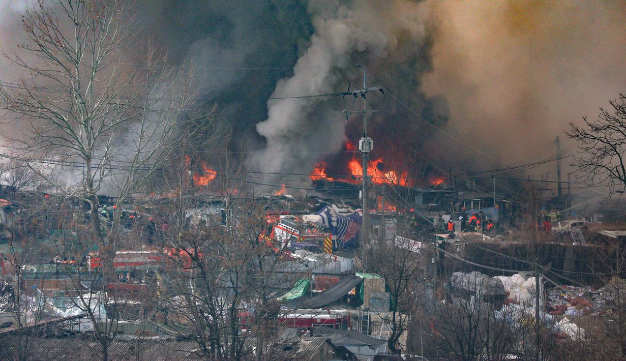 Asap mengepul dari kebakaran di permukiman kumuh desa Guryong, pemukiman informal terbesar di Seoul, Korea Selatan, pada Jumat 16 Januari 2026. Kebakaran besar melanda kawasan permukiman kumuh, Guryong Village di Distrik Gangnam, Seoul, Korea Selatan. (YONHAP/AFP)