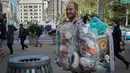 Aktivis lingkungan, Rob Greenfield melakukan kampanye peduli lingkungan di New York, AS, 4 September 2016. Rob membuang berbagai sampah yang ia hasilkan selama satu bulan ke tempat sampah plastik yang tertempel di tubuhnya. (AFP Photo/Bryan R. Smith)