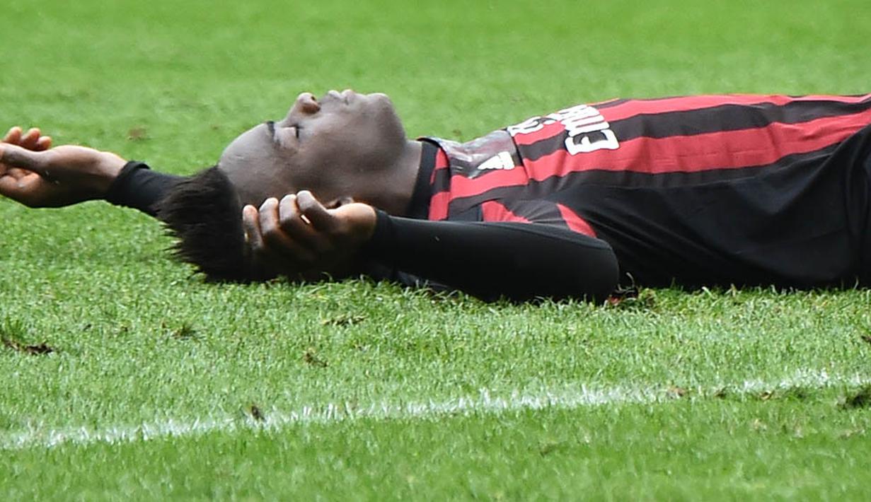 3. Mario Balotelli, striker yang dipinjam AC Millan dari Liverpool ini dikabarkan Football Italia akan kembali ke Anfield. Bomber Italia itu gagal bersinar dan kemampuannya akan dicoba oleh pelatih The Reds, Juergen Klopp. (AFP/Giuseppe Cacace) 