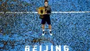 Petenis Inggris Raya, Andy Murray mengangkat trofi sebagai juara turnamen China Open setelah mengalahkan petenis Bulgaria Grigor Dimitrov, di Beijing, Minggu (9/10). Ini adalah gelar ke-40 Murray dalam karirnya di tenis profesional. (REUTERS/Stringer)