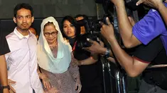 Istri Gubernur Riau Annas Maamun, Latifah dibebaskan setelah terjaring Operasi Tangkap Tangan (OTT) KPK, Jakarta, (26/9/14). (Liputan6.com/Miftahul Hayat)