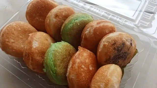 Kue Apem Yaqowwiyu jualan Rukiyem di Jalan Jatinom-Boyolali/Foto:Liputan6.com/Miranti