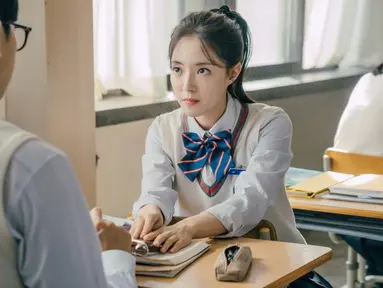 Dalam drama, Kim Yuri digambarkan sebagai siswa cerdas yang selalu meraih peringkat pertama. (Foto: Instagram/ thelawcafe_kbs)