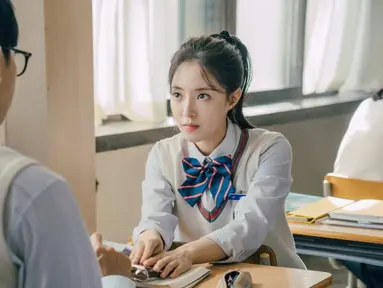Dalam drama, Kim Yuri digambarkan sebagai siswa cerdas yang selalu meraih peringkat pertama. (Foto: Instagram/ thelawcafe_kbs)