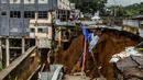 Fondasi bangunan pada tepi jurang terlihat pascalongsor akibat hujan deras di kawasan Caringin, Bogor, Jawa Barat, Kamis (2/32023). Jalan Nasional Bogor-Sukabumi tersebut sempat longsor hebat pada 27 Februari 2023. (ADITYA AJI/AFP)