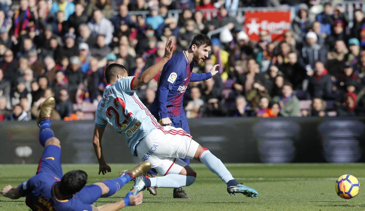 Gelandang Barcelona, Lionel Messi, menggiring bola melewati bek Celta Vigo, Gustavo Cabral, pada laga La Liga Spanyol di Stadion Camp Nou, Katalonia, Sabtu (2/12/2017). Kedua klub bermain imbang 2-2. (AFP/Pau Barrena)