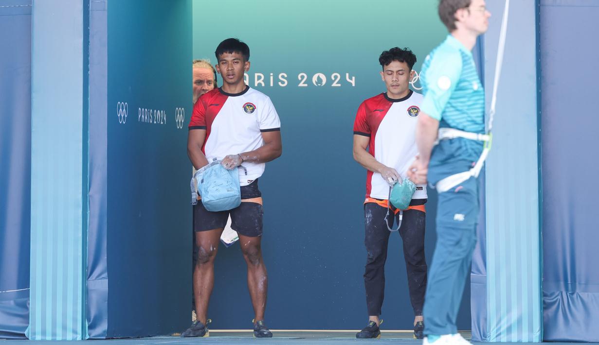 Dua atlet panjat tebing Indonesia, Rahmad Adi Mulyono (kiri) dan Veddriq Leonardo saling berhadapan pada babak eliminasi cabor panjat tebing nomor speed putra Olimpiade Paris 2024 di Le Bourget Climbing Venue, Paris, Selasa (6/8/2024). (Dok. NOC Indonesia)