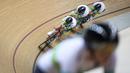 Tim balap sepeda Australia berkompetisi pada nomor team pursuit putra UCI Track Nation Cup 2023 di Jakarta International Velodrome, Rawamangun, Jakarta, Jumat (24/2/2023). (Bola.com/Bagaskara Lazuardi)