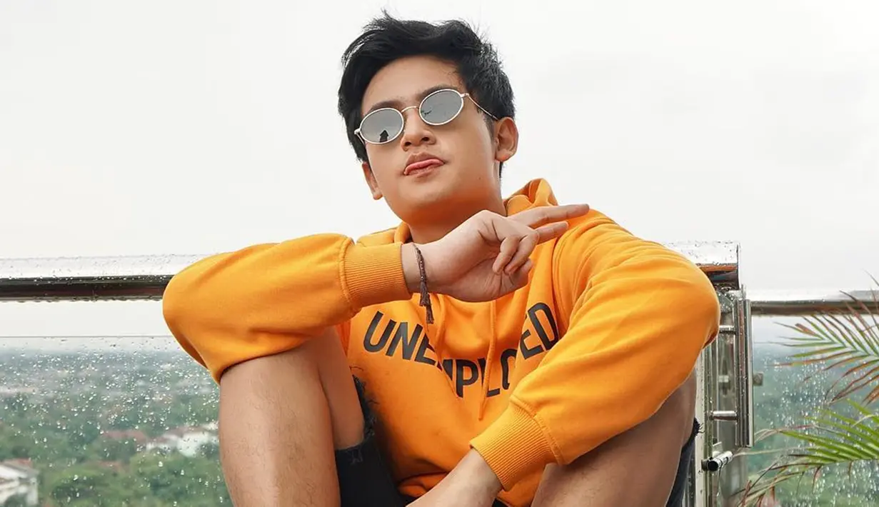 Untuk melengkapi penampilannya, mantan kekasih Cassandra Lee ini tak lupa mengenakan aksesoris. Seperti topi hingga kacamata menjadi pendukung penampilan Randy Martin. Bahkan penampilannya saat mengenakan kacamata dipuji keren. (Liputan6.com/IG/@randymartinnn)